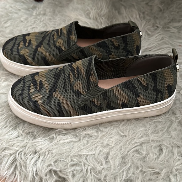 Steve Madden Camo Platform Slides - 9M - Picture 2 of 5